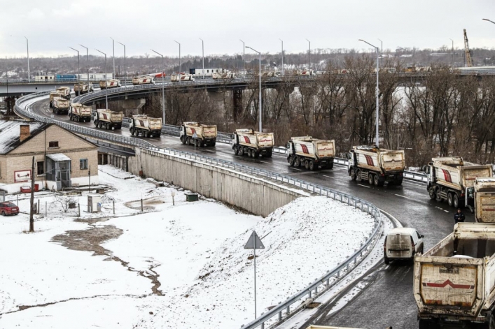 В Запорожье 30 грузовиков протестировали вантовый мост (фото, видео)